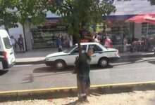 Hombre amarrado a un árbol en el Crucero de Cancún