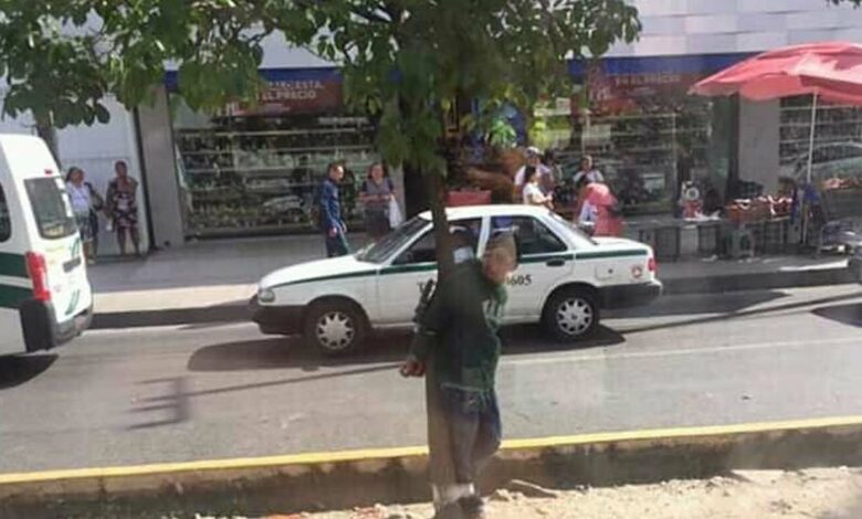 Hombre amarrado a un árbol en el Crucero de Cancún